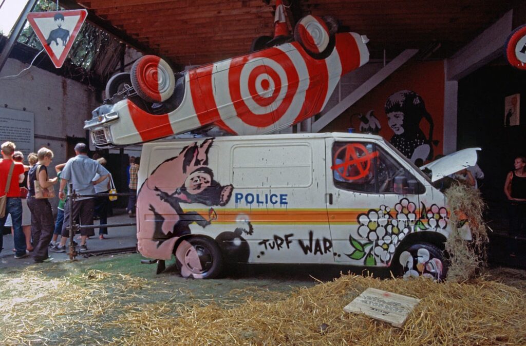 Banksy - výstava turf war z roku 2003